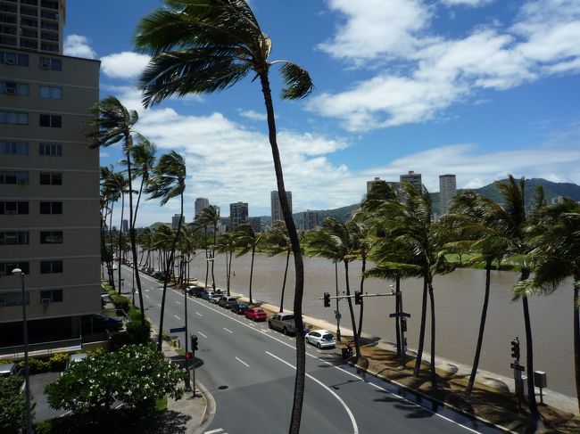 3Ｆ角部屋。ホテル直予約だったので予約したルームカテゴリーより上階のお部屋をアサインされていたのだけどこちらのホテルは2、3階が喫煙可。旦那の希望により3階に〜。<br />運河の色が茶色・・・前夜が激しい雷雨だったとのことで納得。