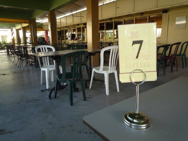 夕方であり夕飯には早すぎのちょっとハンパな時間だったので空いてます。