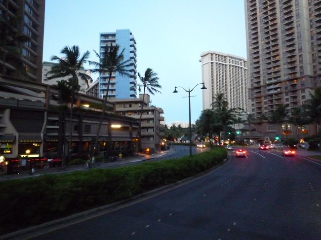 日曜でアラモアナセンターも早く閉まるのでトロリーも19時過ぎのは混雑。最終一つ前あたりのに乗りワイキキに戻る。間に合わなければタクシーで帰ればいいだけなんだけどやはりここはJCBカードで無料で乗れるピンクラインで帰る。あれ？今日はまともに海見てないかも！？（笑）翌日は朝から海です。早めに就寝、一日目終了。