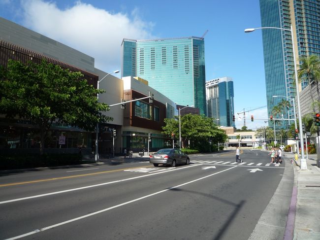 ワード周辺道路あまり人がいませんでした。また歩きでアラモアナまで戻る。