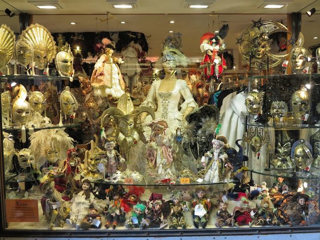 あちこちで仮面を売っています。<br /><br />仮面舞踏会発祥の地は、ベネチアだとか。<br />毎年、仮面舞踏会が模様されるそうです。<br /><br />でも、仮面の集団はちょっと不気味ですね。<br /><br />