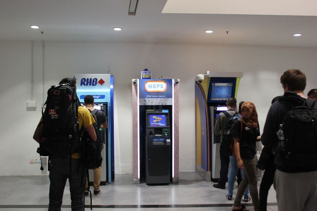 ATMを探し、ようやく発見。<br />当面のお金をキャッシングします。