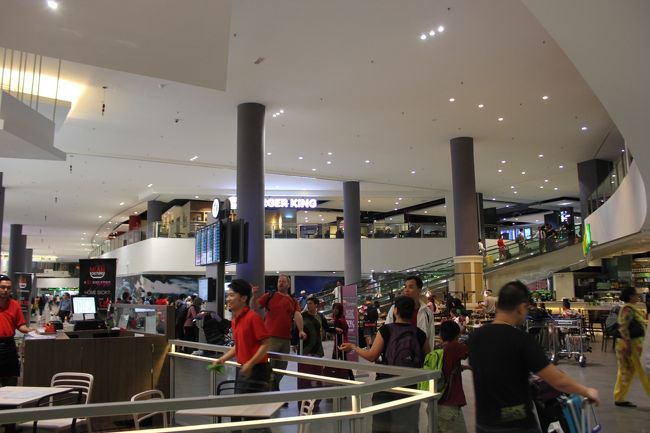 KLIA2はほんとにきれい。<br />以前のLCCTはなんだったんだというくらい。<br />立ち寄りたいお店がたくさんあります?