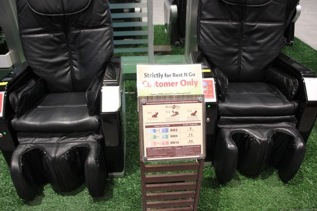 KL SENTRAL駅まではバスで向かいます。<br />地下のバス乗り場に向かう。<br />そしたらこんなのが。<br />書いとかないと、みんな座っちゃうんだろうね。