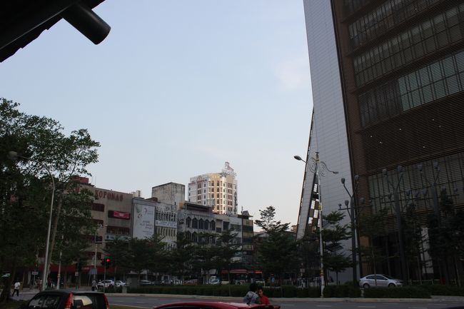 一時間そこそこでKL SENTRALにつきました。<br />ホテルはこの界隈なので、歩いて目指します。