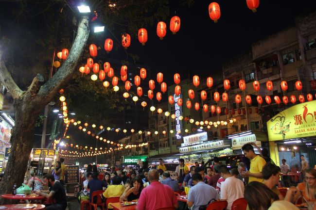 とりあえず腹が減っては戦はできぬ。<br />KLモノレールでブキッビンタン駅まで移動です。<br />ホテルからKLモノレールの駅はほんの1分もあれば到着できて非常に便利。