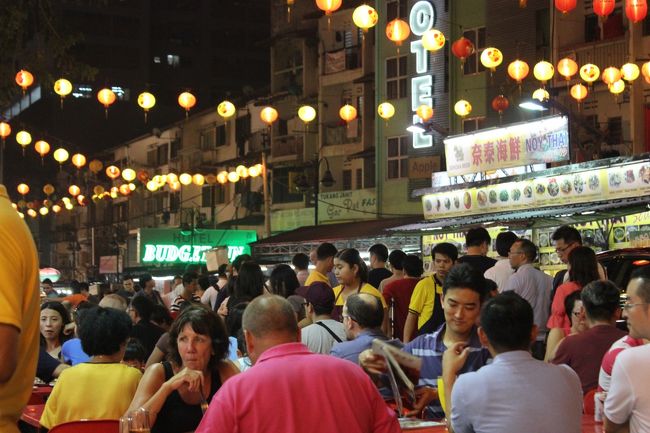 この雰囲気が、旅気分を増幅させるというか。<br />地元の人より、旅行者のが多いんだろうけどさ。<br />おなかすいた。まだかなー。