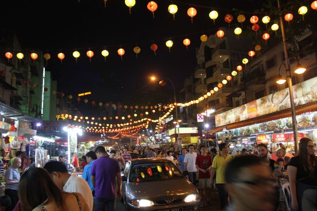 人多い中車もよく通るものだから、ちょっと歩きにくい。