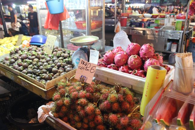 フルーツ屋台もあるので、<br />チラッと。