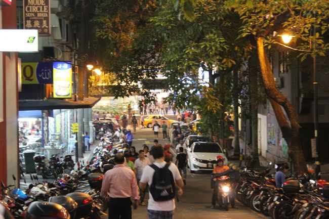 ジャランアローを背に、駅へ向かいます。<br />