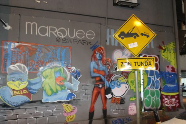 こんなストリートアートも。<br />日本のそれとは全く違うね。<br />