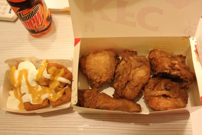 ブルネイは割と厳格にラマダンが行われていた為、<br />終日ほぼなにも食べられず。<br />以前食べたマレーシアのケンタッキーが美味しかったのを思い出し、<br />我慢できなくなりKL sentral駅に買いにいきました。<br />ほんとかどうかわからないけれど、マレーシアのケンタは血抜きが上手く美味しいのだとか。<br />1人で完食。<br />結論；日本のケンタのが美味しい。<br />けど安かったので、おっけー！<br />翌日胃もたれでぐったりしたのでした。