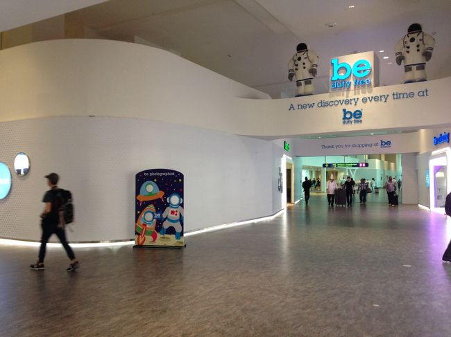 ウェブチェックインをしていたので、特に問題なく手続がおわり出国。<br />めちゃくちゃつぼなデザインです。