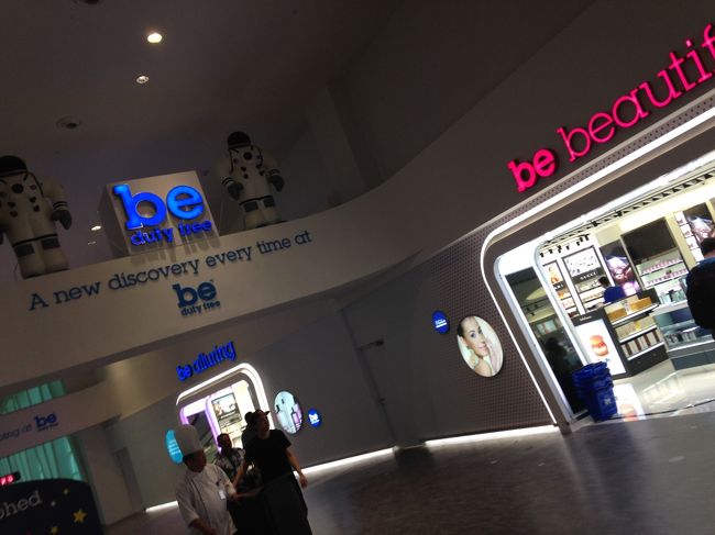 ちなみにKLIA2は2度手荷物チェックがあります。<br />一度終わって飲み物を買って搭乗口に向かおうとしても、水はスルーできないので要注意。<br />2度目のチェック後も小さなお店はあるので、<br />その時点で購入することをお勧めします。