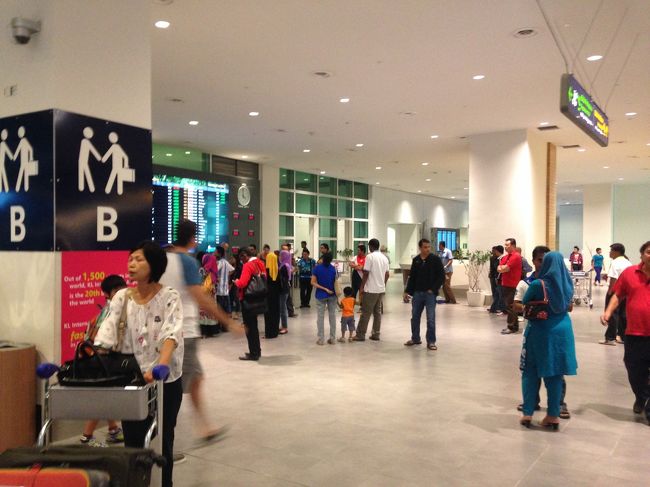 にゅうこーく！<br />入国審査で少し並んだんだけど、<br />審査官のブースが入り組んでてわかりづらい。<br />みんな見えやすいところに並ぶから特定の審査ブースが混んでたけど、<br />少し裏に回るとほとんど並んでおらず。