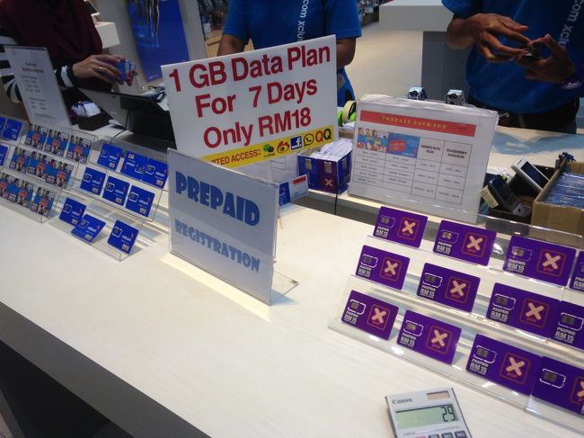 制限エリアからでてすぐ外に2つ携帯屋があります。<br />そのうちの一つ、CELCOMにてSIMをゲット。<br />3日滞在、内1日は飛んでしまうので、安いものがよかったのですが、<br />この広告のプランは既に番号を持っている人用とのこと。<br />新たに携帯番号を取得する必要のある人はだめでした。<br />結局29RM？のものを購入し、SIMカッターにて裁断してもらう。<br />無事iPhoneで使えました。