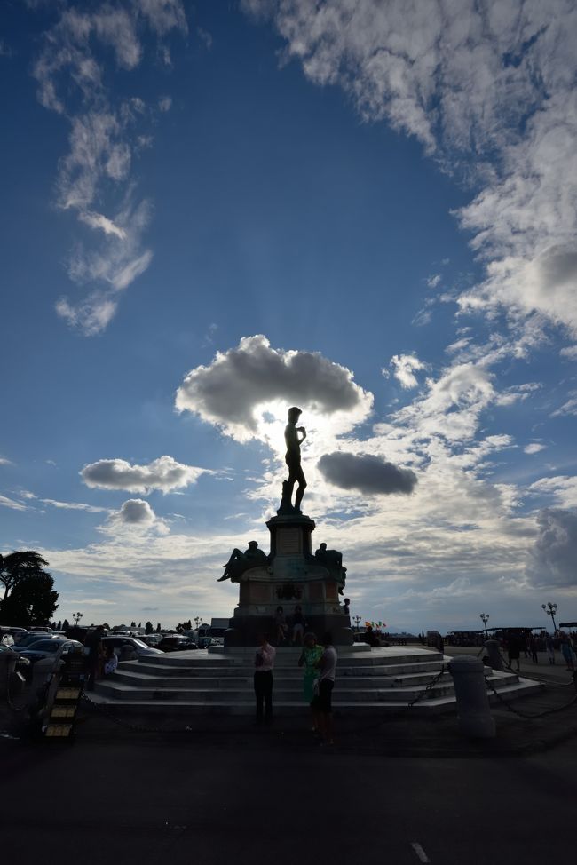 広場からのフィレンツェの眺望は素晴らしく、一見の価値ありです。