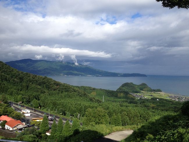 杉津パーキングエリアより見た敦賀湾<br /><br />下に見える道路は真冬は積雪で止まる事のある国道８号線<br /><br />遠くに見える敦賀原電では仕事で以前は御世話に成りました。