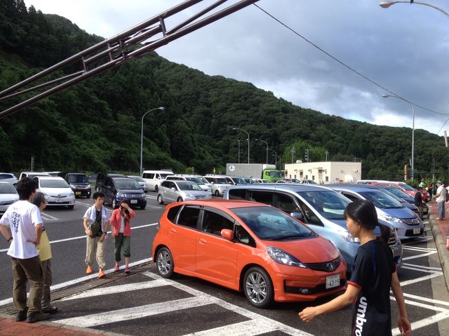 午前７時半で駐車場は満車状態です。