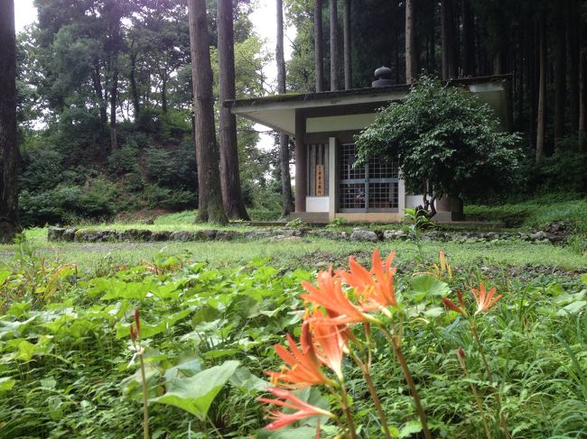 『初代孝景公墓所』<br /><br />つまり、墓です。<br /><br />建物が建設されて墓は保護されています。