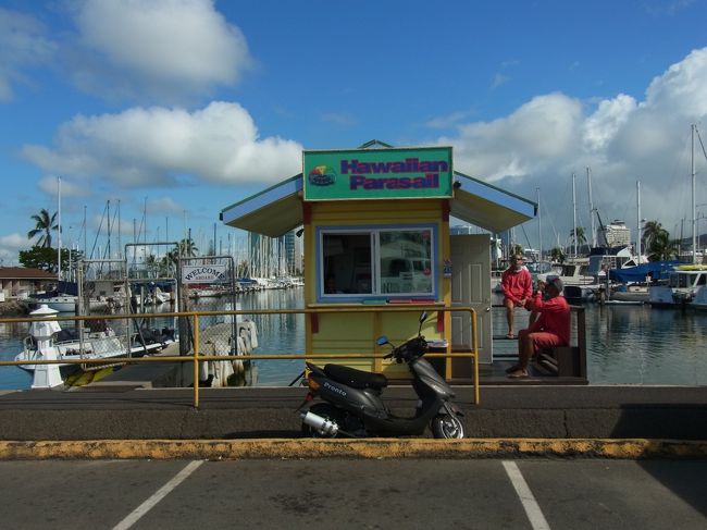 早速、娘のねぼすけ発動しホテルロビー集合時間ギリギリ、まだ時間過ぎてなかったけどお部屋に電話がかかってきてしまった。<br />パラセイリング（アラモアナ沖）とバンパーチューブ（ハワイカイ）どちらからやるんだろう？と思って小さめバン車に乗り込むがアラモアナ方面に向かっていたのでパラセリングからだと気付く。降ろされたのは我が家のみでした。