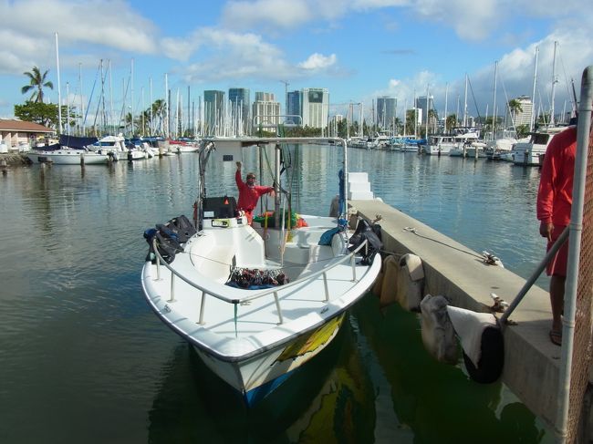 こちらのボートで出発。酔い止め薬はホテルで家族に飲ませ済み。