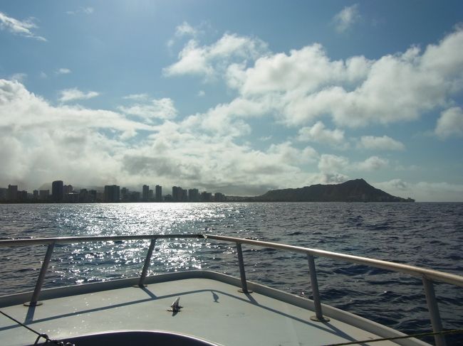 このボートのまま沖まで行きます。