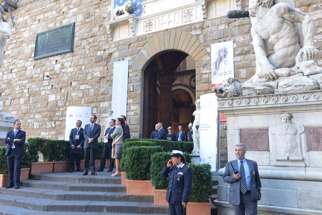 この日、広場に大勢の警察官が集結していました。<br /><br />さすがに世界遺産の警備は一味違うぜ。と思っていたら、ベッキオ宮殿でヨーロッパ主要国の首脳会議が行われていました。<br /><br />おかげで今日は、スリがいません。<br /><br />ここのダヴィデ像は、レプリカです。