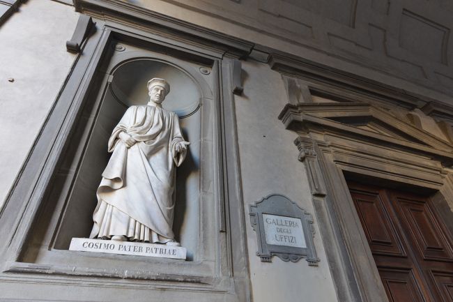 入り口付近にあるコジモの像。<br /><br />ウフィッツェ美術館は、コジモ１世により建築されました。<br />建築には約２０年を要し、コジモが亡くなった１５００年代後半に完成ました。<br /><br />英語のオフィスは、ウフィッツェが語源だと聞きました。 <br />