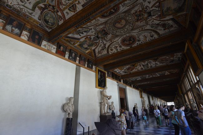 ウフィッツェ美術館は南北に長く、画像にある回廊で各部屋が画像結ばれ、４５の部屋に２，５００点の絵画、彫刻が展示されています。<br /><br />http://www.polomuseale.firenze.it/<br />http://www.uffizi.com/<br /><br />従って、１・２時間程度で美術品の全てを鑑賞することは、到底不可能です。