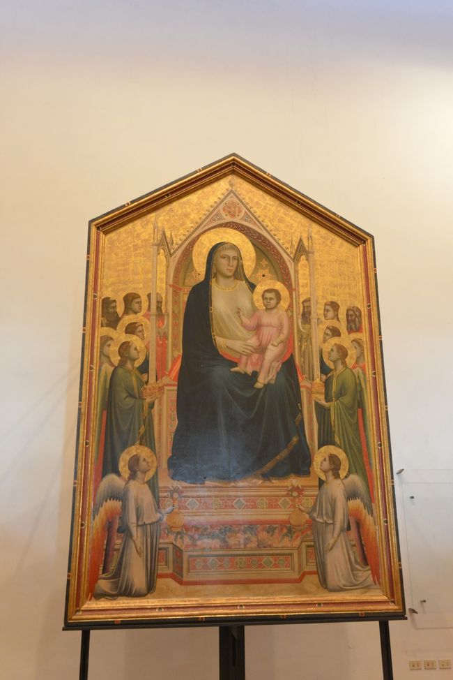 ウフィッツェ美術館は、ルネサンスを代表する作品を数多く所蔵する美術館として知られています。<br /><br />ここからは、よく撮れた画像を中心に絵画・彫刻などを紹介します。<br /><br />有名な作品の前は人が多く、目的の絵画だけをフレームに収めるのに苦労しました。<br /><br />オニサンティの聖母（ジョット）