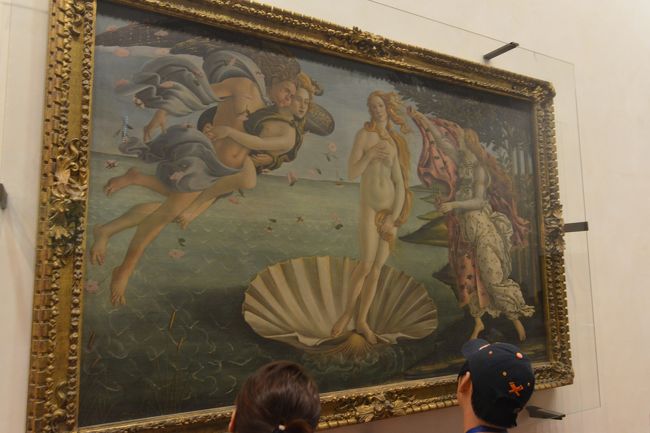 美術の教科書には必ず載っている、ウフィッツェ美術館一番人気の「ヴィーナスの誕生」ボッティチェッリ作品<br /><br />特に貴重な絵画は、分厚いパネルでカバーされています。<br /><br />「お前ら、触るなよ！。」ってとこですかね。