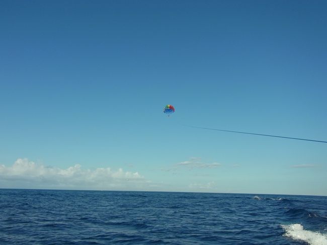 3人乗りのパラセイリングは初めてでした！お約束の海ボチャされ（お尻が海に着く程度だけど）楽しい〜