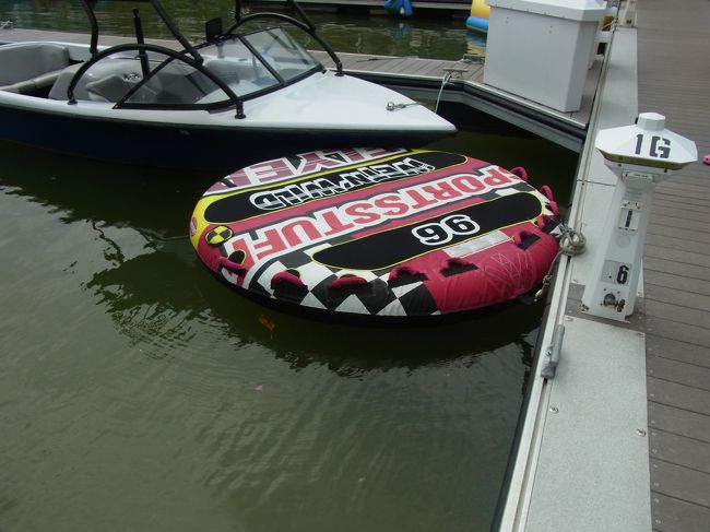 バンパーチューブはこの丸いのにうつ伏せで乗り腕はまっすぐ伸ばして紐を掴む。そして水上バイクに引っ張られる。水しぶきハンパない！振り落とされないないように腕の力相当必要。前情報を得ていたのでゴーグル持参しました。体勢がよくないと引っ張られた途端に顔の方から沈んでいって転覆((;ﾟДﾟ))思いっきり鼻に水入ったw←これ後半に2回繰り返す。　体力消耗しすぎてこの物体の上になかなか上がれない・・・とまぁかなりハードなやつです。近くでやってたバナナボートがかわいく見えて仕方なかったですwww<br />