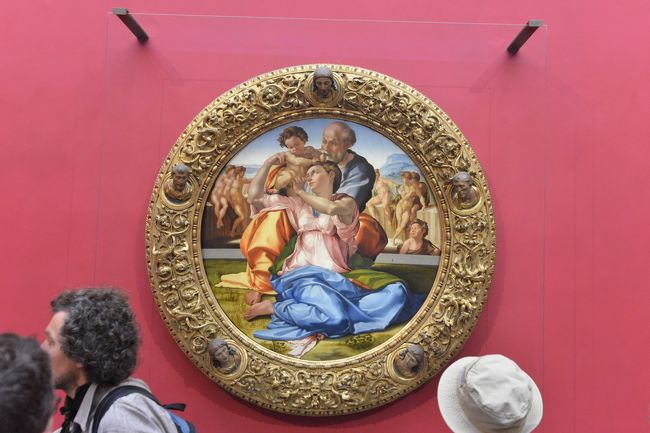 フィレンツェでミケランジェロが描いた絵画が見られるのは、唯一ここだけ。この１枚だけとのことです。<br /><br />ミケランジェロの画風は、女性も筋肉モリモリでマッチョに描かれています。<br /><br />「聖家族と幼い洗礼者聖ヨハネ」ミケランジェロ作品