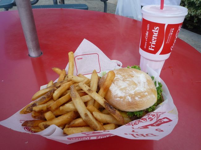 バーガーのサイズは「Biggest」3人で食べる。