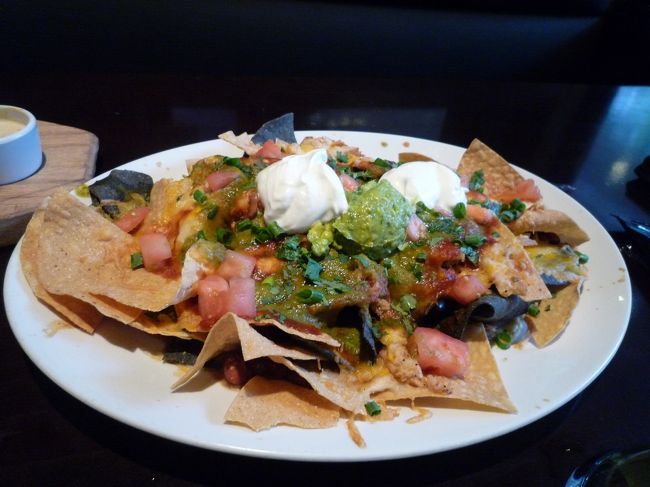 ナチョス、写真を見るとその他ピザ2枚頼んでた。あきらかに頼みすぎです。お会計チップ込みで50ドル台だったと記憶。ハッピーアワーだいぶお得ですね。