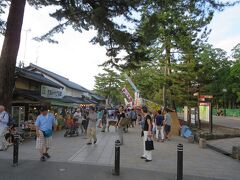 東大寺への道は、人でいっぱい！

ん？！
なにか、視線を感じる・・・？？？