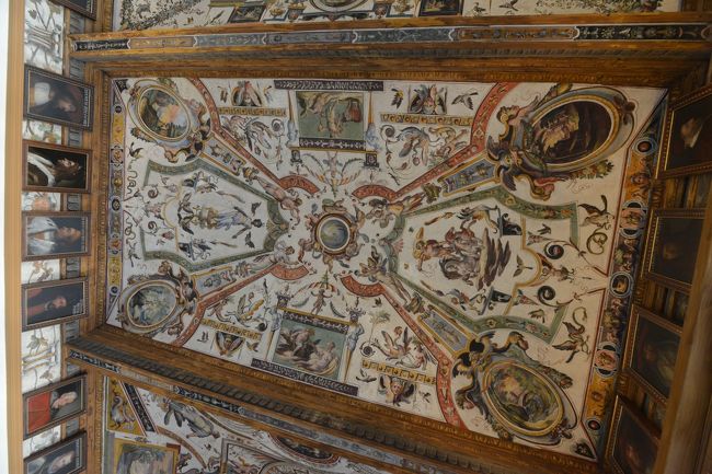 天井の絵画にも目を見張るものがあります。
