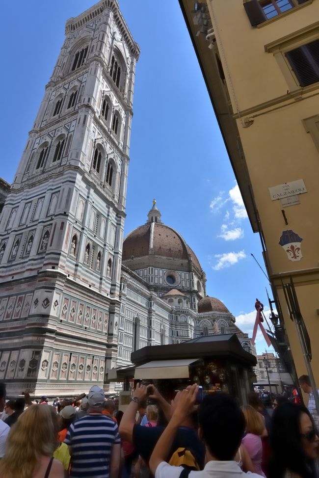 ジョットの鐘楼とドゥオーモのツーショット。<br /><br />ドゥオーモの正式名称は、「サンタマリア デル フィオーレ大聖堂（花の聖母大聖堂）」と言います。