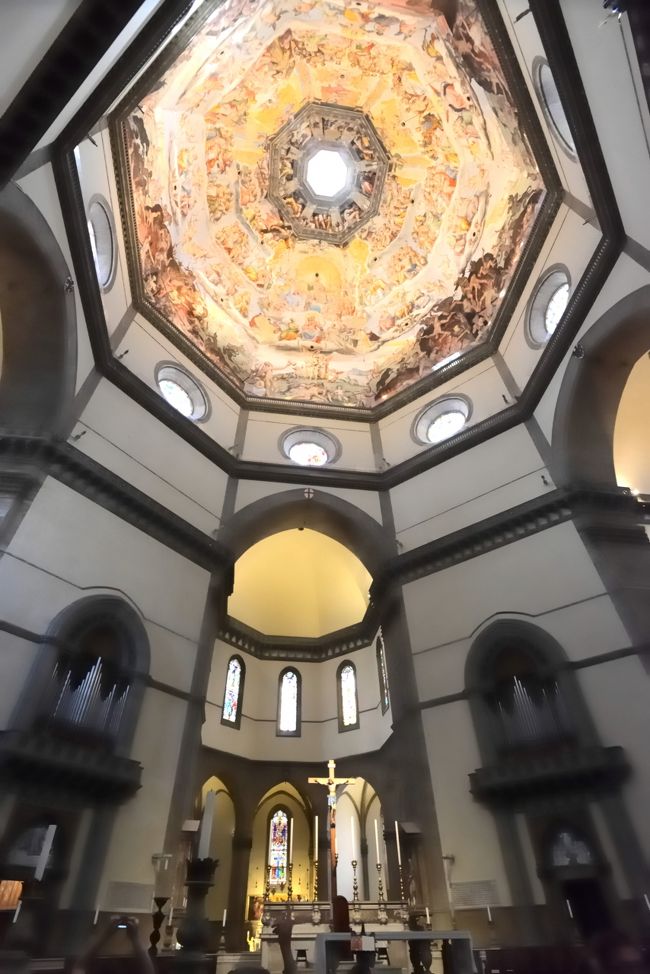 ドゥオーモ内部。<br />広角レンズで撮影すると、不思議な空間が撮れます。