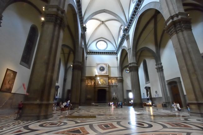 正面中心に見えるのは、時計です。