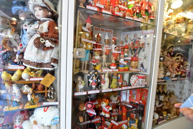 フリータイムに立ち寄ったおもちゃ屋。<br /><br />土産に木製のピノキオのを買いました。