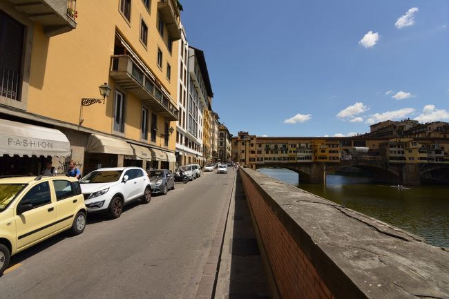 アルノ川に架かるベッキオ橋。<br /><br />西側からのショット。<br /><br />