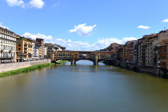 ベッキオ橋を上流から。<br /><br />第二次大戦中、フィレンツェを占拠するナチスドイツは、連合軍の進行を阻止するため、アルノ河に架かる橋をことごとく破壊します。<br /><br />しかし、ベッキオ橋だけは爆破を免れたため、６００年以上、橋の両側に店舗を構えるたたずまいを変えていないと聞きました。<br /><br /><br />