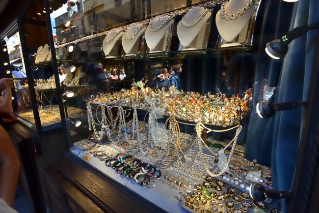 ベッキオ橋の宝飾店。<br />ここには、宝飾店しかありません。<br /><br />以前は、肉屋が店舗を連ね、骨肉を河に捨てていたため、かなりの悪臭を放っていたそうです。<br /><br />メディチ家の人々は、橋の上に設けられたヴァザーリの回廊を抜け、ヴェッキオ宮殿（当時の庁舎）へ通っていましたが、悪臭に耐えかねたコジモ家のフェルディナンド１世が全ての肉屋を撤去します。<br />そうして、橋上の店舗が肉屋から宝飾店に変わったそうです。