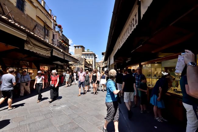 ベッキオ橋を渡ります。