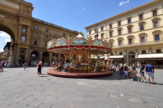 レッブリカ広場のメリーゴーラウンド。<br /><br />日中は、暑いせいか営業していません。