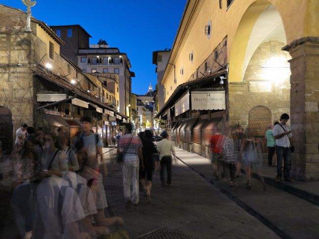 ベッキオ橋の夕暮れ。<br /><br />相変わらず、観光客が多いです。