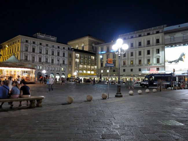 すっかり陽の落ちたレッブリカ広場。